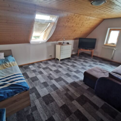 Camera cvadrupla la etaj cu vedere spre curte