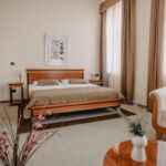 Lux Pokoj s balkónem s manželskou postelí