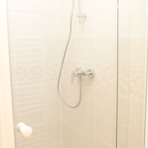 Camera cu baie cu chicinetă comună pentru 5 pers.