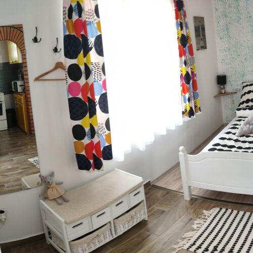 Camera dubla la etaj cu vedere spre curte