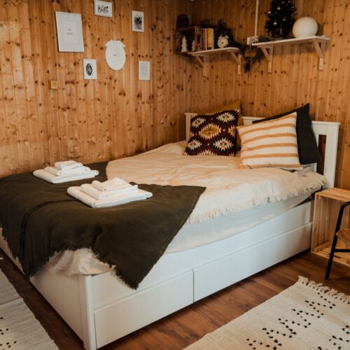 Cabană romantică cu vedere spre lac pentru 2 pers. (se inchirieaza doar integral)