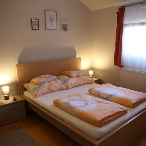 Camera twin cu baie cu chicinetă comună