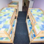 Kreveti u spavaonici se pojedinačno rezerviraju Sa tuš kabinom 