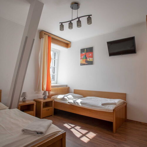 Pokój 4-osobowy z prysznicem (możliwa dostawka)