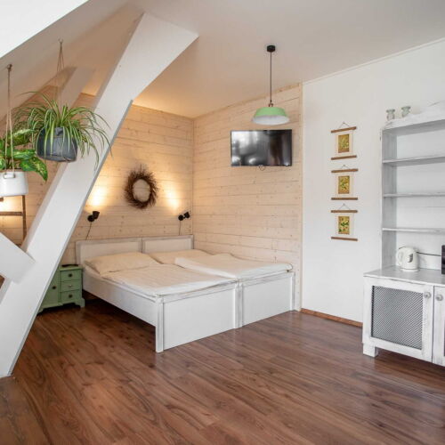 Pokój 3-osobowy na poddaszu z prysznicem (możliwa dostawka)