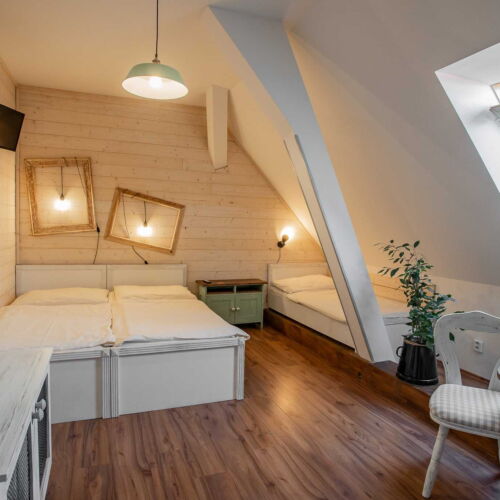 Pokój 3-osobowy na poddaszu z prysznicem (możliwa dostawka)