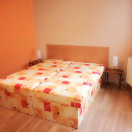 Apartman se sprchou s privátní koupelnou mimo apartmán pro 2 os. (s možností přistýlky)