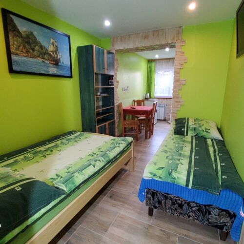 Camera tripla la parter cu baie