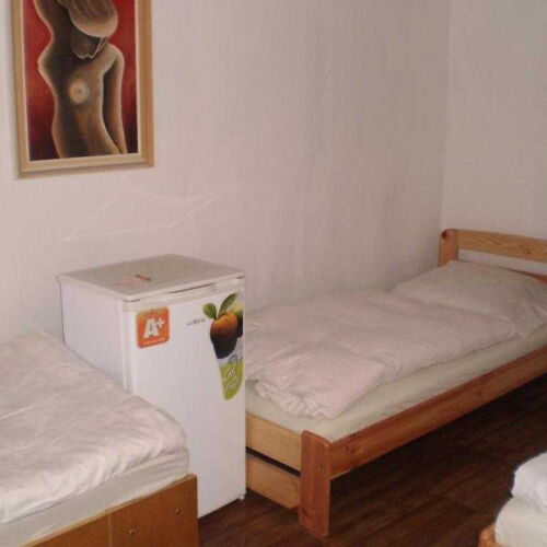 Pokoj se sprchou se společnou kuchyňkou pro 4 os.