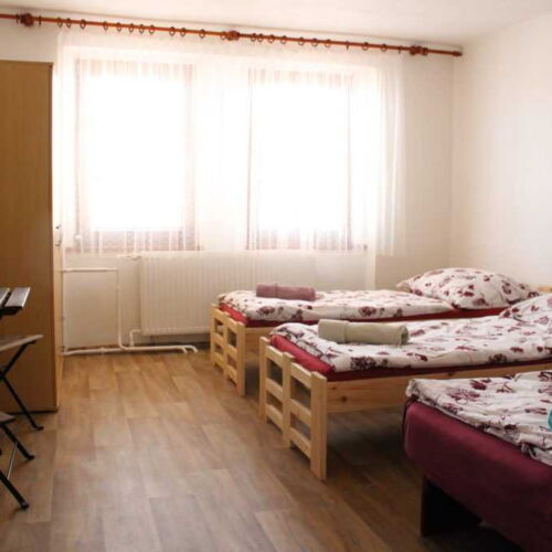 Camera cvadrupla cu duș cu chicinetă comună (se poate solicita pat suplimentar)