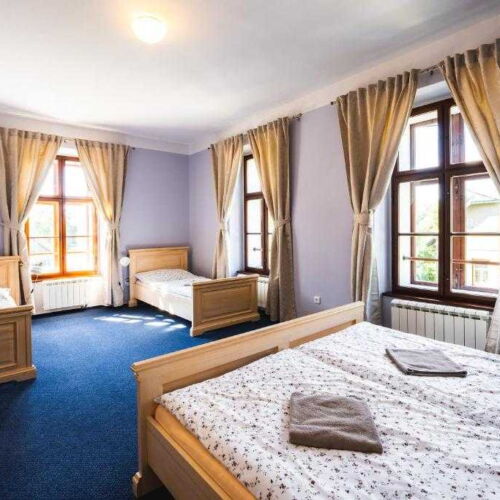 Apartman se sprchou s privátní koupelnou mimo apartmán pro 4 os. s 1 ložnicí