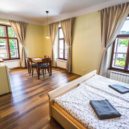 Apartman se sprchou s privátní koupelnou mimo apartmán s manželskou postelí s 1 ložnicí