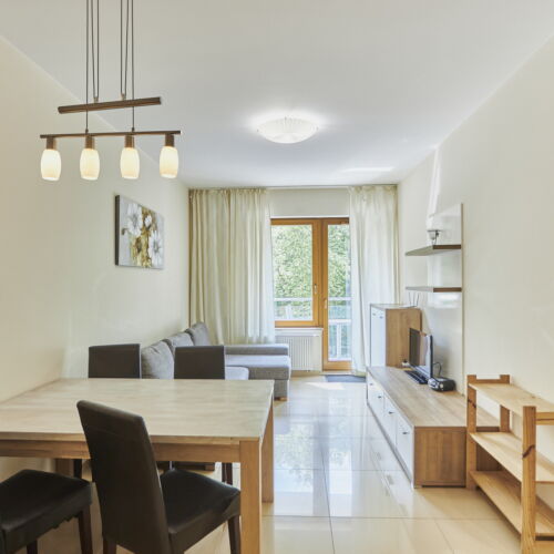 Apartament 4-osobowy na piętrze z balkonem z 2 pomieszczeniami sypialnianymi