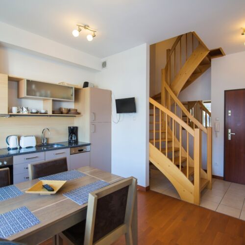 Apartament 4-osobowy na piętrze z balkonem z 2 pomieszczeniami sypialnianymi