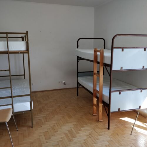 Trip 6 Person Room with Shared Kitchen