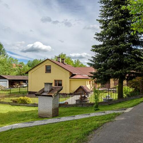 Apartament cu duș cu bucătărie proprie cu 3 camere pentru 10 pers. (se poate solicita pat suplimentar)