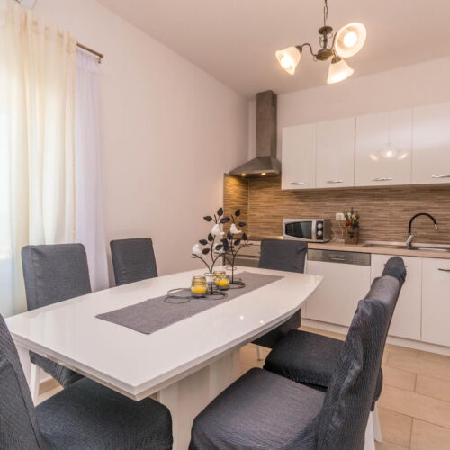 Casă de vară pentru 8 pers. (se inchirieaza doar integral)