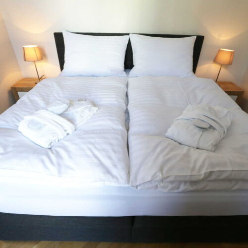 Apartman se sprchou s privátní koupelnou mimo apartmán s manželskou postelí s 1 ložnicí