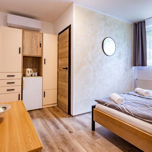 Pokoj s manželskou postelí s výhledem do zahrady na poschodí