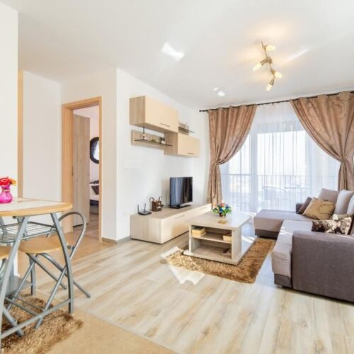 Apartman pro 4 os. se 2 ložnicemi s výhledem do zahrady na poschodí