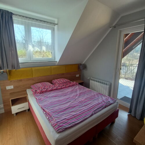 Camera twin la etaj cu balcon