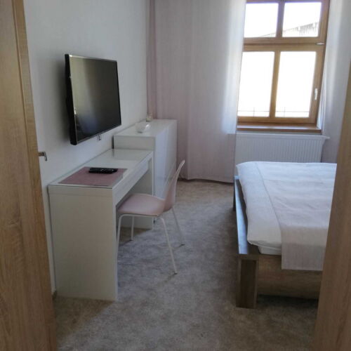 Apartman se sprchou s privátní koupelnou mimo apartmán pro 3 os.