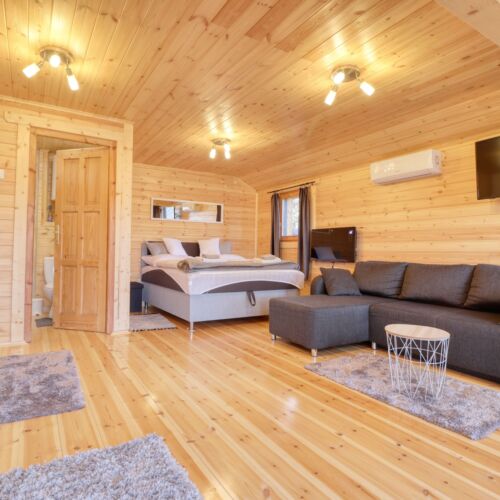 Bungalow executive cu vedere spre lac pentru 2 pers. (se inchirieaza doar integral)