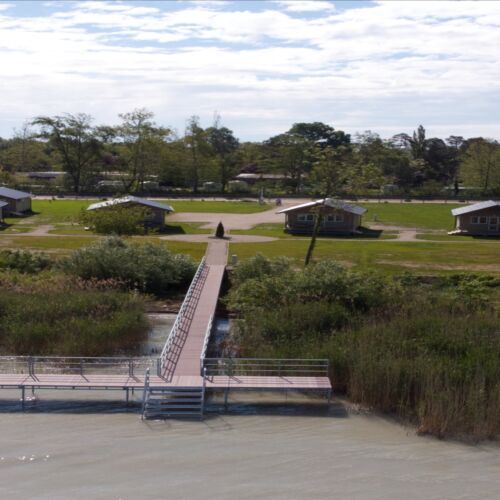 Cabana premium cu vedere spre lac pentru 4 pers. (se inchirieaza doar integral) (se poate solicita pat suplimentar)