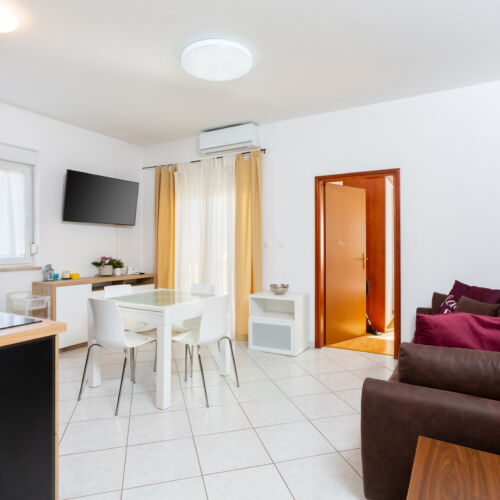 Apartament 2-osobowy na piętrze z balkonem z 1 pomieszczeniem sypialnianym (możliwa dostawka)