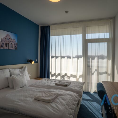 Zweibettzimmer mit Balkon und Panorama auf den See