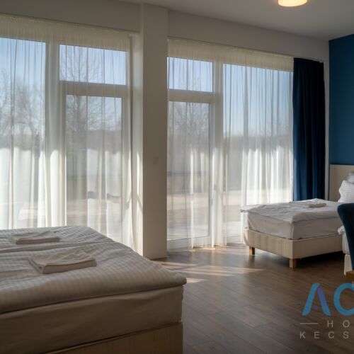 Vierbettzimmer Parterre mit Aussicht auf den Garten