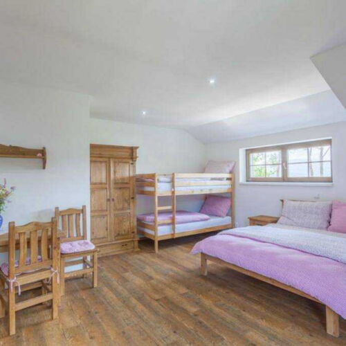 Camera cvadrupla cu duș