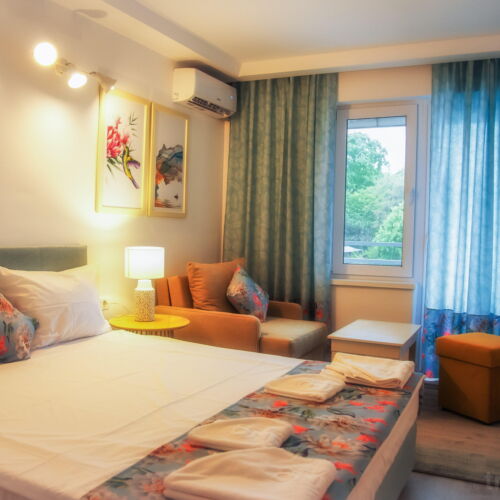 Pokoj s balkónem  s manželskou postelí