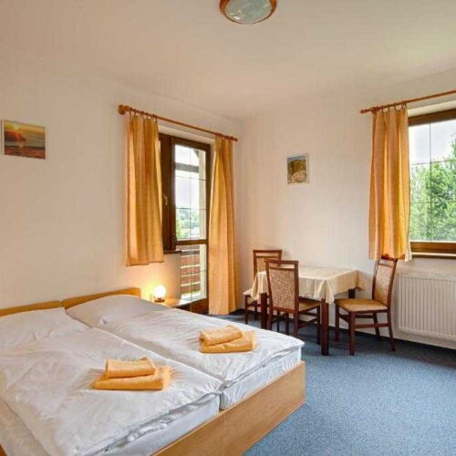 Camera cvadrupla cu duș