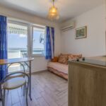 Apartament cu aer conditionat cu vedere spre mare cu 2 camere pentru 4 pers.