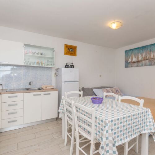 Casă de vacanță la parter cu vedere spre mare pentru 6 pers. (se inchirieaza doar integral)