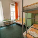 Camera single 1 pat in dormitor comun pentru femei cu 4 paturi