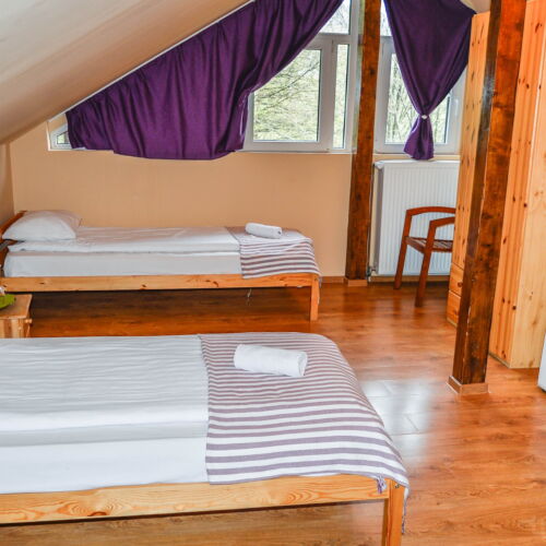 Tetőtéri fürdőszobás négyágyas szoba