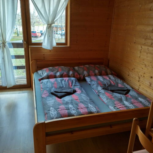 Pokoj se sprchou s balkónem pro 3 os. (s možností přistýlky)