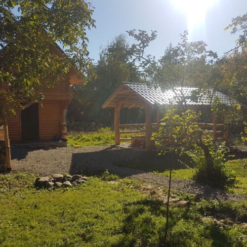 Cabană cu baie comună cu aer condiționat pentru 6 pers. (se inchirieaza doar integral)