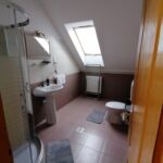 Tetőtéri fürdőszobás kétágyas szoba