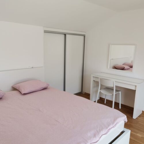 Apartament la etaj cu vedere spre mare cu 2 camere pentru 4 pers. (se poate solicita pat suplimentar)