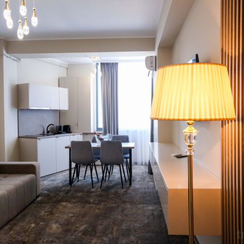 Apartament cu balcon cu vedere parțială spre mare cu 2 camere pentru 4 pers.