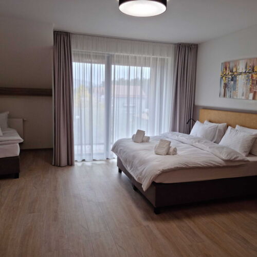 Dvoulůžkový pokoj s přistýlkou s balkónem a výhledem (32 m² + 6 m²)