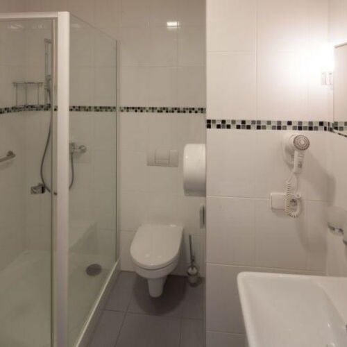 Camera dubla cu balcon cu duș (se poate solicita pat suplimentar)