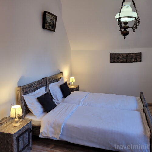 Cabană cu baie cu vedere spre grădină pentru 17 pers. (se inchirieaza doar integral)