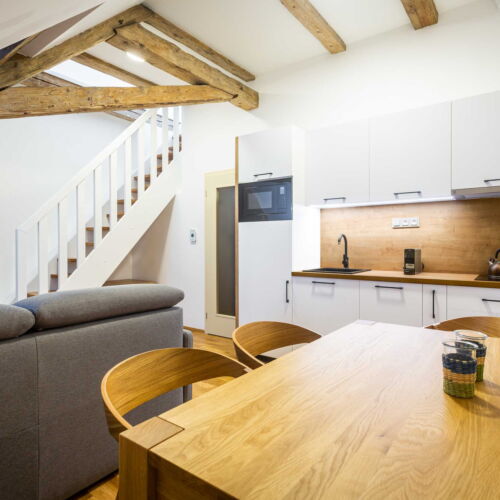 Apartman se sprchou s privátní koupelnou mimo apartmán pro 2 os. (s možností přistýlky)