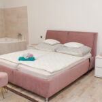 Romantik Apartmán s vaňou s manželskou posteľou s 1 spálňou (s možnosťou prístelky)