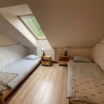Erdőre néző emeleti kétágyas szoba (pótágyazható)