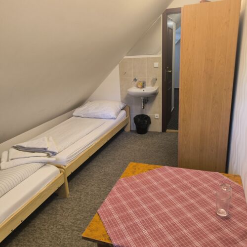 Pokoj se společnou koupelnou  pro 2 os.